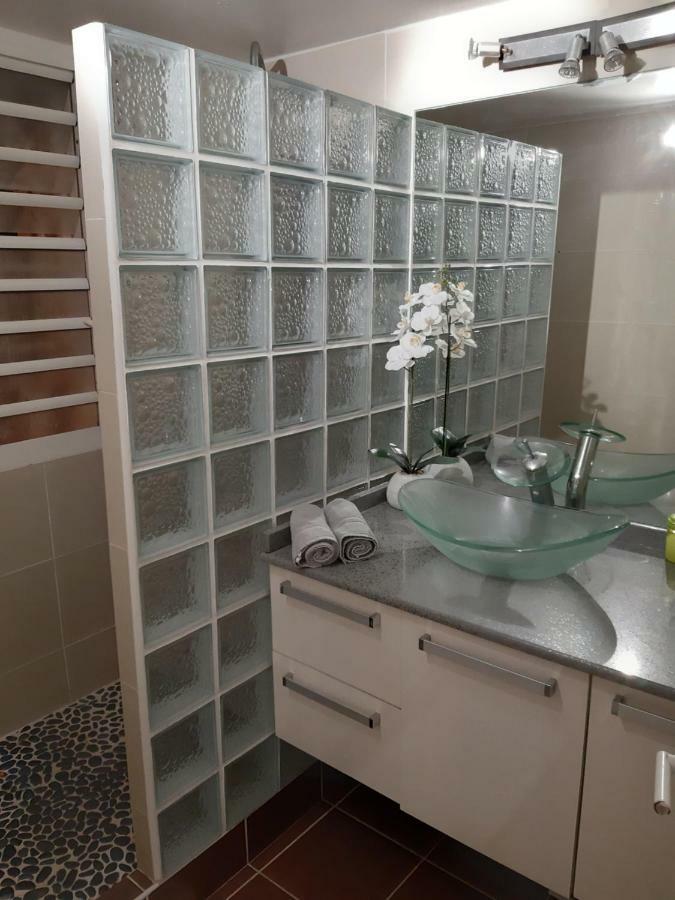 Appartement cosy avec jacuzzi à la marina Le Gosier  Extérieur photo
